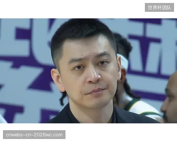 辽宁队主教练杨鸣在本赛季延续其战术理念，强调通过整体防守压制对手，寻求快速反击机会。